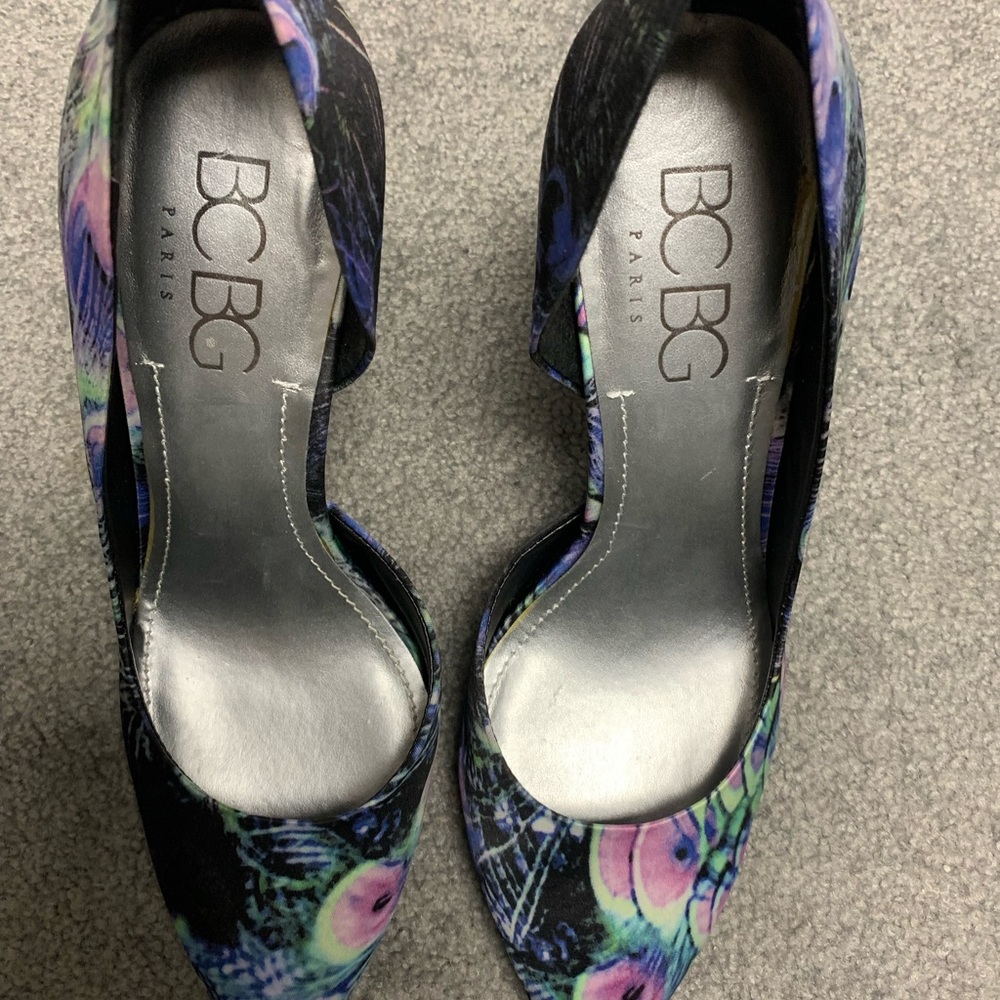 BCBG peacock closed toe pumps, size 10